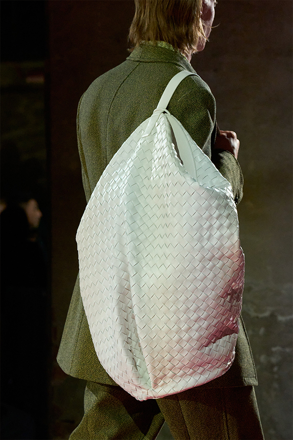 00145-bottega-veneta-spring-2023-ready-to-wear-details-credit-gorunway White Bottega Veneta Intrecciato Oversized Bag