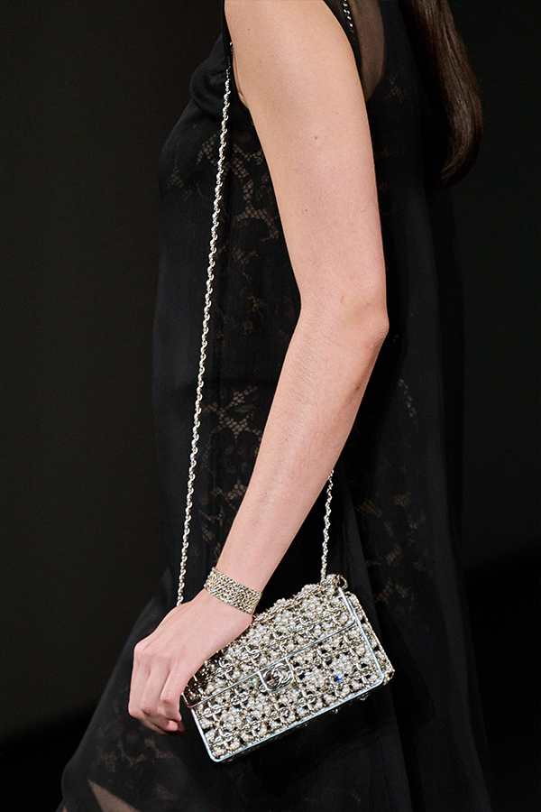 00156-chanel-spring-2023-ready-to-wear-details-credit-gorunway Chanel Spring 2023 RTW Silver Handbag