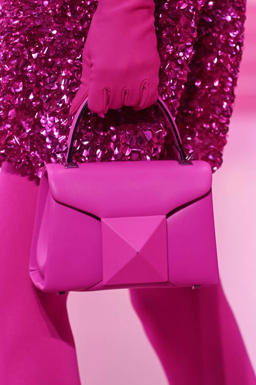 Valentino : Runway - Paris Fashion Week - Womenswear F/W 2022-2023 Valentino Ready-to-Wear Fall/Winter 2022